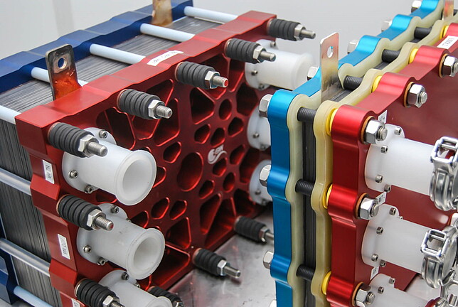 Nahaufnahme eines Brennstoffzellenstacks, bei dem die Komponenten in bunten Farben dargestellt sind.