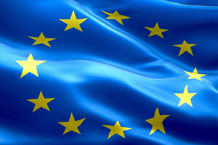 Wehende EU-Flagge in Nahaufnahme.