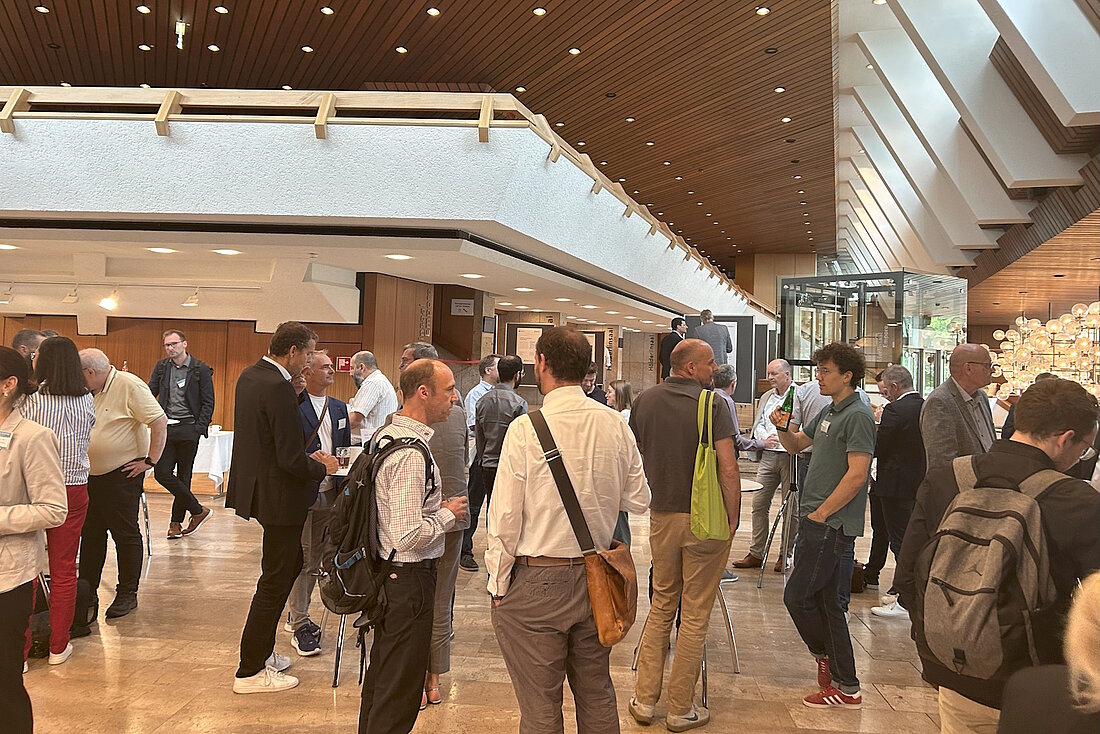 Menschen stehen bei Networking zusammen.