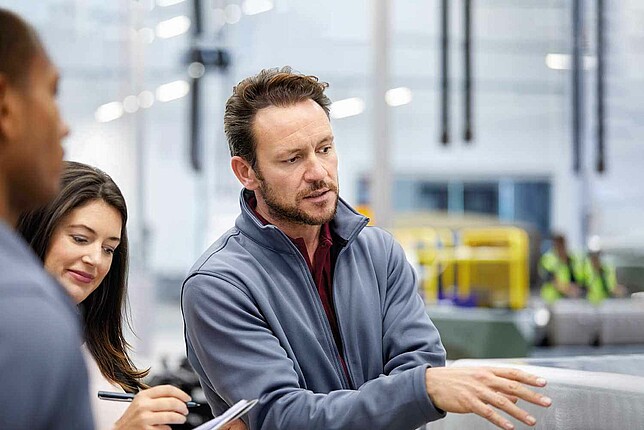 Produktionsmitarbeitende im Gespräch.