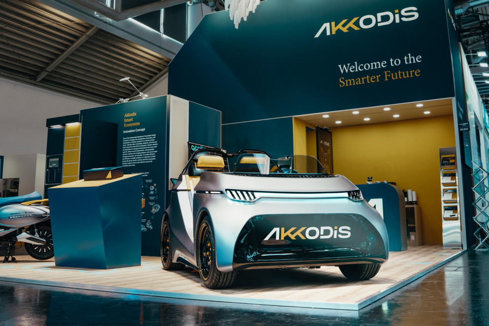 Das Bild zeigt ein modernes Auto mit dem Akkodis-Logo auf einer Messe.