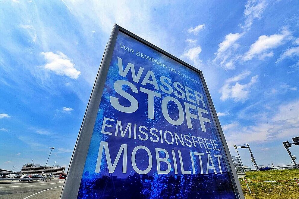 Großaufnahme von Werbe-Plakat mit Schriftzug "Wasserstoff emissionsfreie Mobilität"
