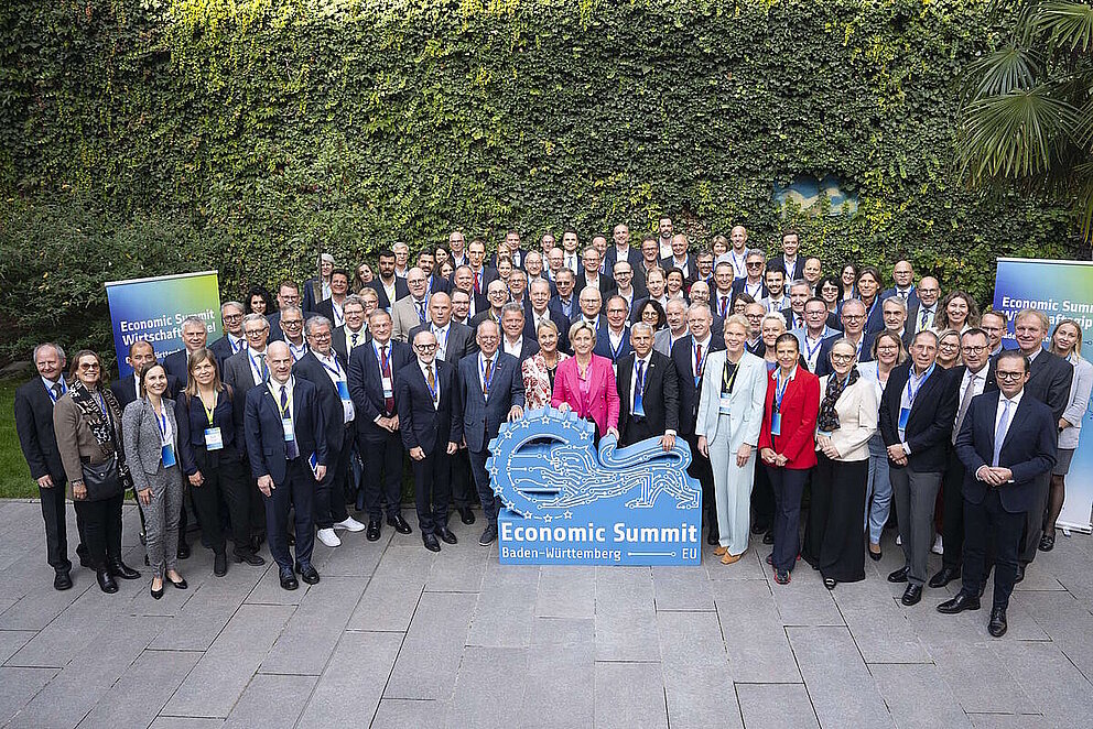 Hochrangige Vertreterinnen und Vertreter aus Politik, Wirtschaft und Verbänden auf dem Gruppenfoto zum Wirtschaftsgipfel Baden-Württemberg – EU 2025 in Brüssel
