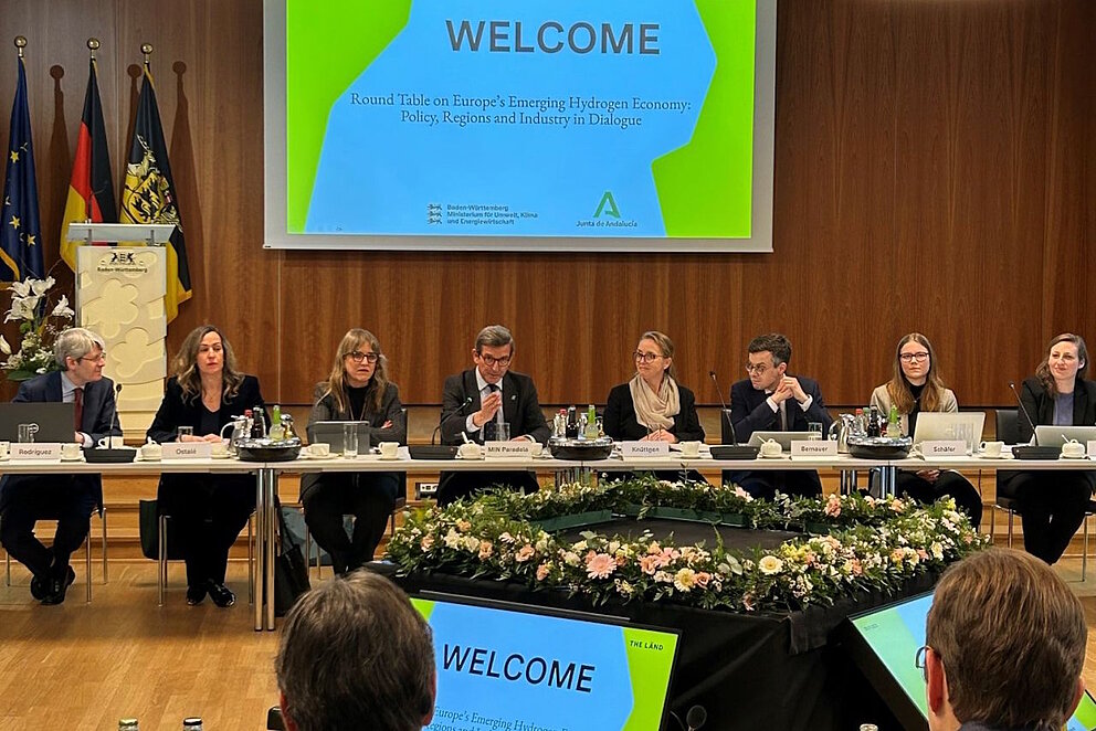 In einem Konferenzraum sitzen an einem langen Tsich politische Vertreter aus Baden-Württemberg und Andalusien und blicken nach vorne.