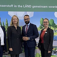 Am Messestand der Plattform H2BW posieren e-mobil-Geschäftsführer Franz Loogen, Umweltministerin Thekla Walker, Chief Green Hydrogen Officer von Masdar, Abdelqader El-Ramahi und Isabell Knüttgen von e-mobil BW