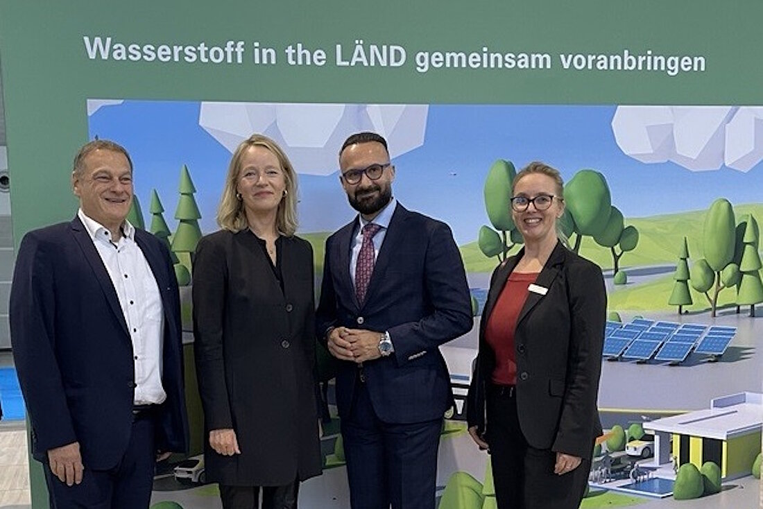 Am Messestand der Plattform H2BW posieren e-mobil-Geschäftsführer Franz Loogen, Umweltministerin Thekla Walker, Chief Green Hydrogen Officer von Masdar, Abdelqader El-Ramahi und Isabell Knüttgen von e-mobil BW