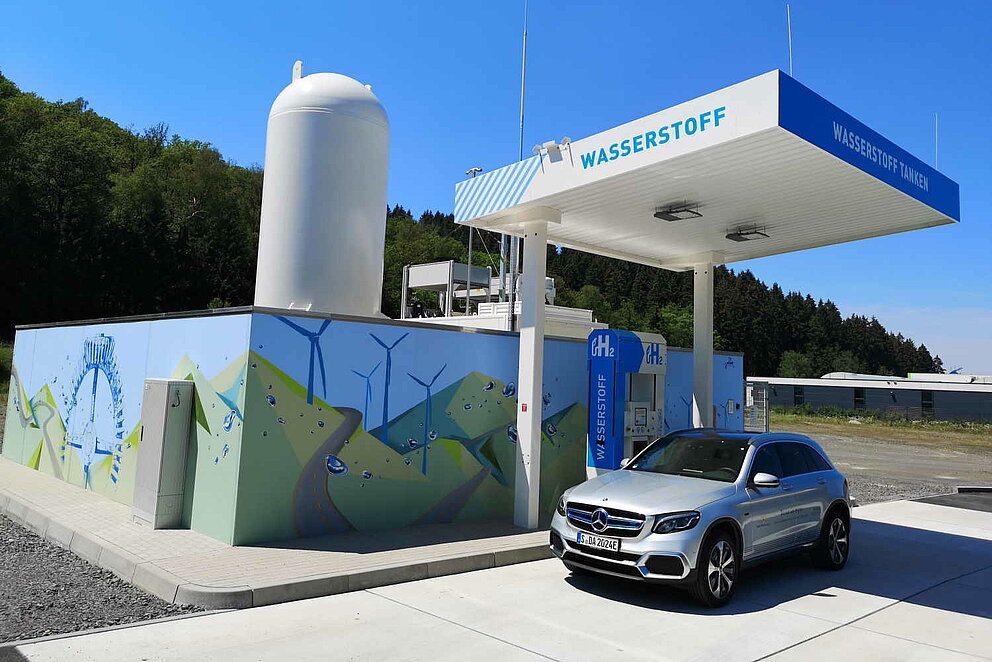 Brennstoffzellenfahrzeug steht an einer Wasserstofftankstelle, bereit zum Betanken.