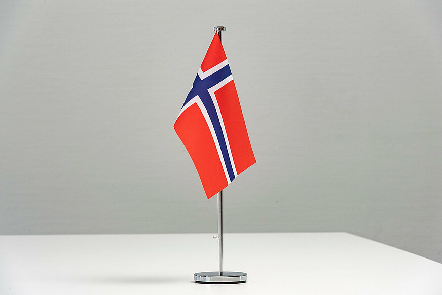 Flagge des Landes Norwegen vor weißem Hintergrund