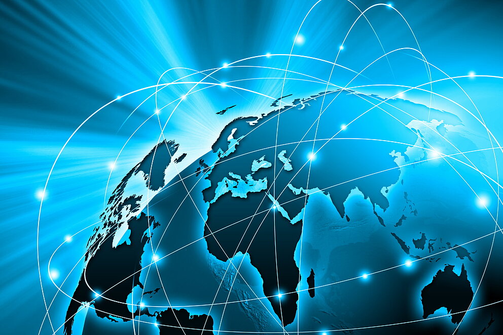 Digitale Darstellung eines Globus, auf dem verschiedene Länder und Kontinte durch Linien verbunden werden, die symbolisch für zwischenstaatlichen Austausch stehen.