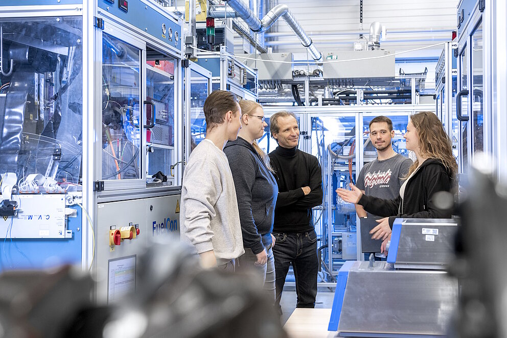 Prof. Dr. Sven Schmitz, DHBW Mannheim, im Gespräch mit Studierenden