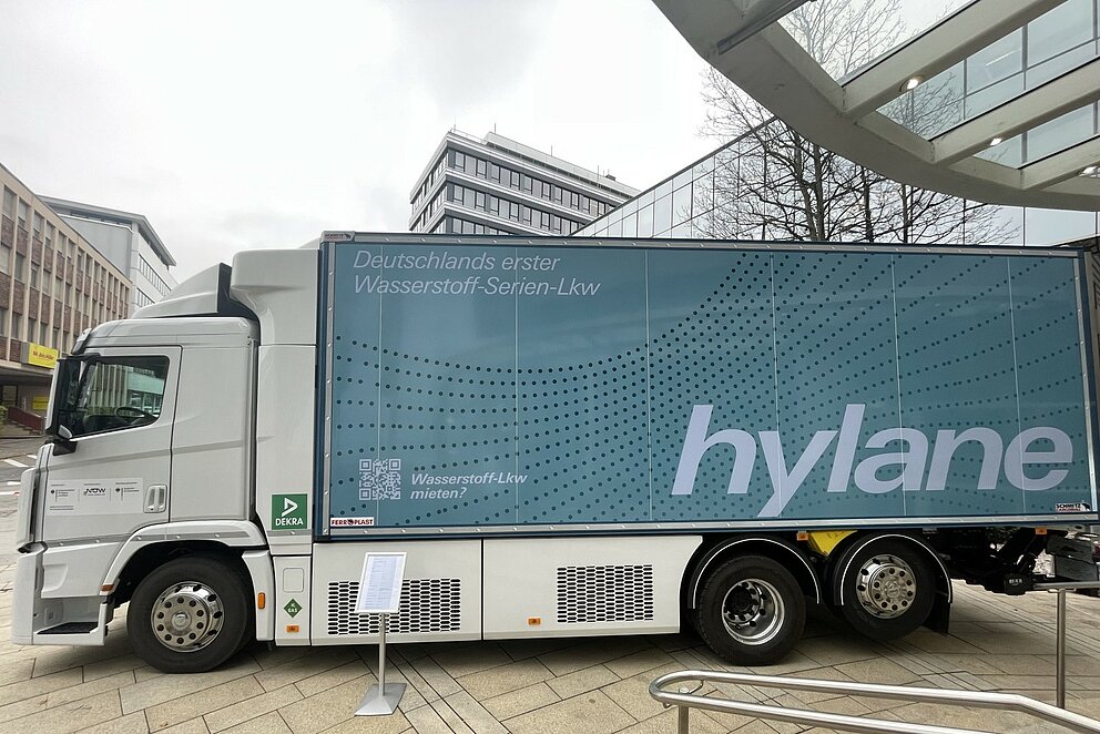 Der Lkw mit blauem Aufdruck steht vor dem Gelände der Dekra in Stuttgart Vaihingen.