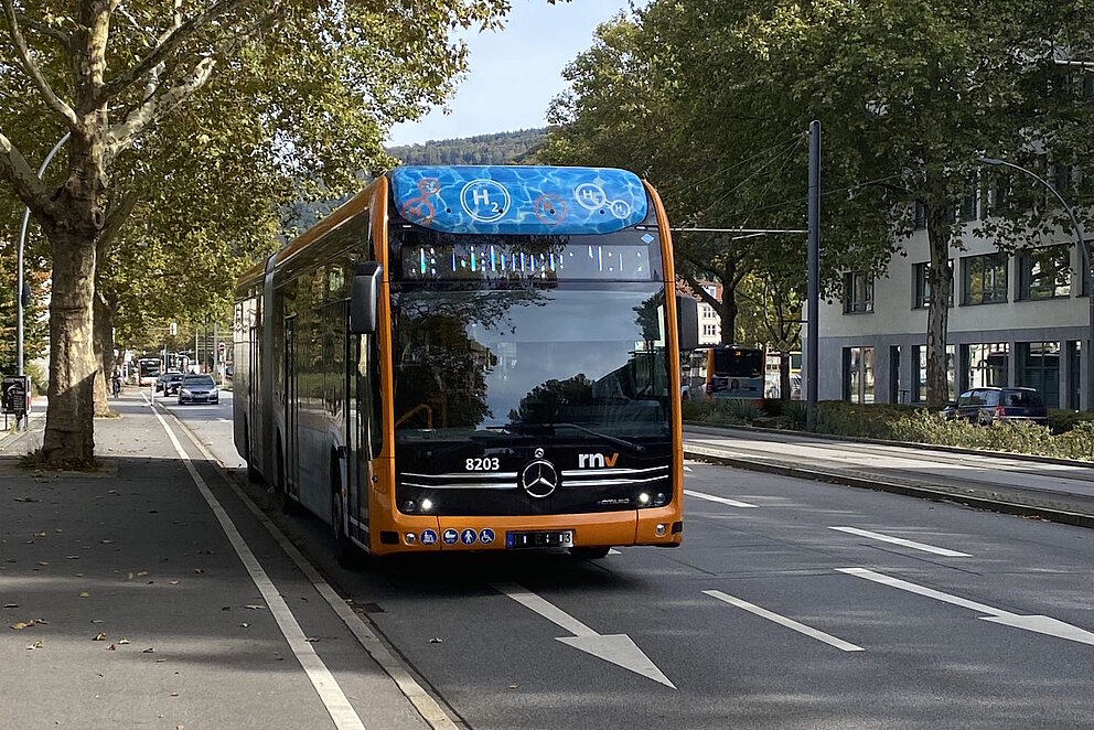 Ein Bus fährt auf einer Mehrspurigen Straße
