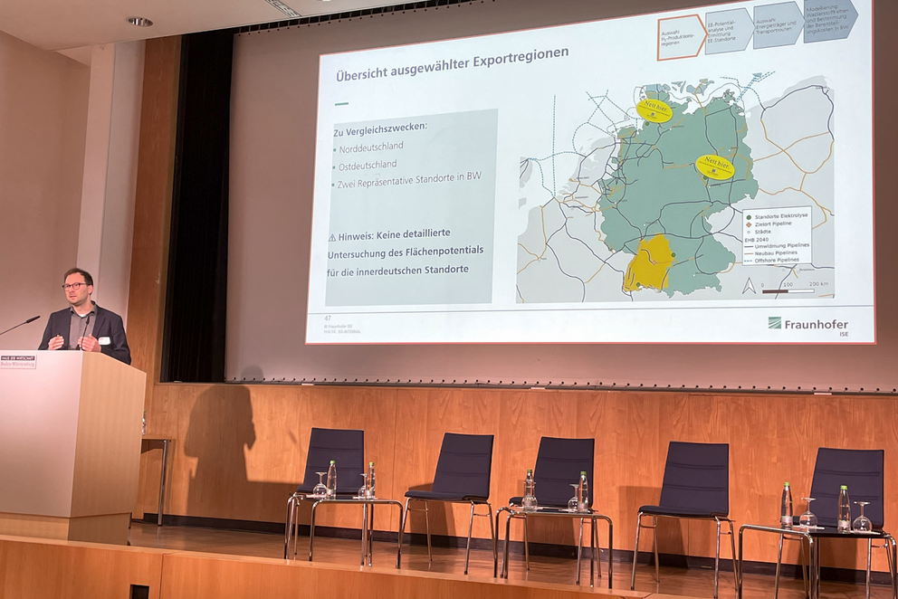 Präsentation zeigt eine Deutschlandkarte, ein Referent spricht im Vordergrund.