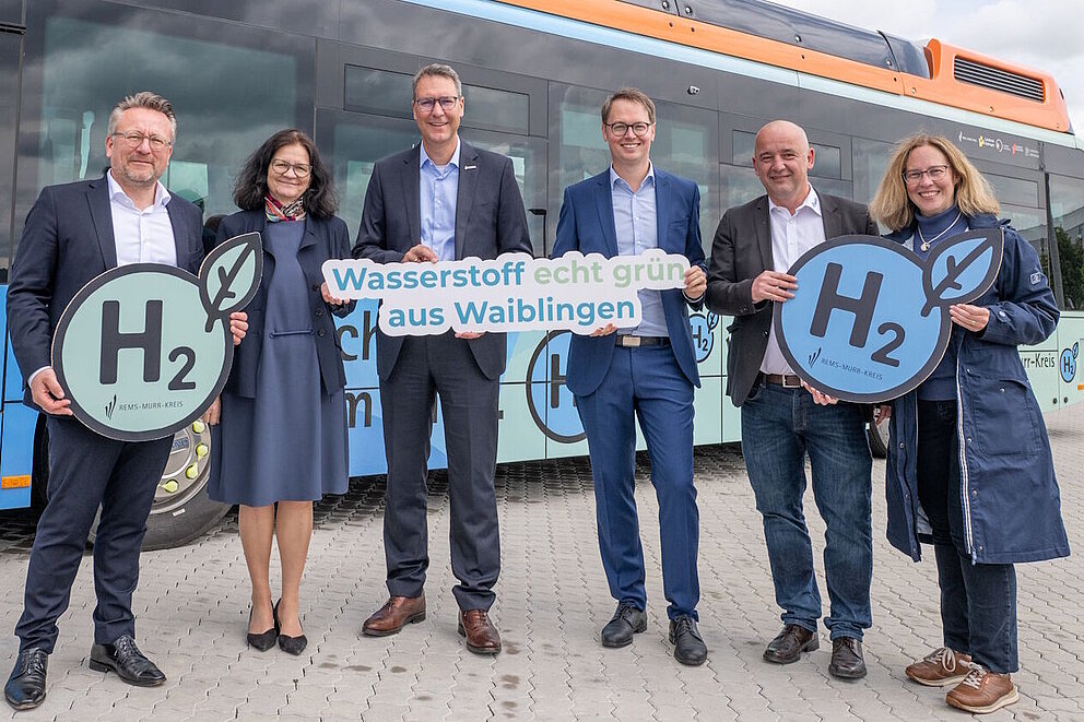 Landrat Sigel und Oberbürgermeister Wolf stehen mit anderen Projektpartnern vor einem Wasserstoffbus