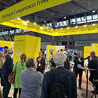 Regionalräte besichtigen den Messestand auf der hy-fcell 2025