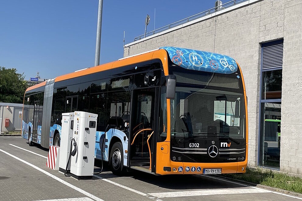 Ein BZ-REX-Bus steht auf einem Betriebshof an einem Wasserstoffdispenser.