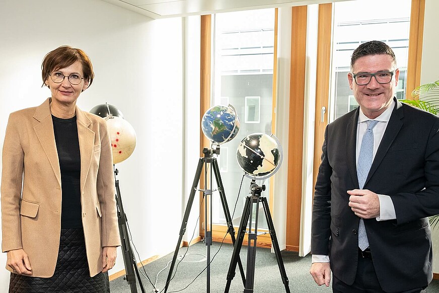 Bundesministerin Bettina Stark-Watzinger mit dem Innovationsbeauftragten "Grüner Wasserstoff", Stefan Kaufmann.