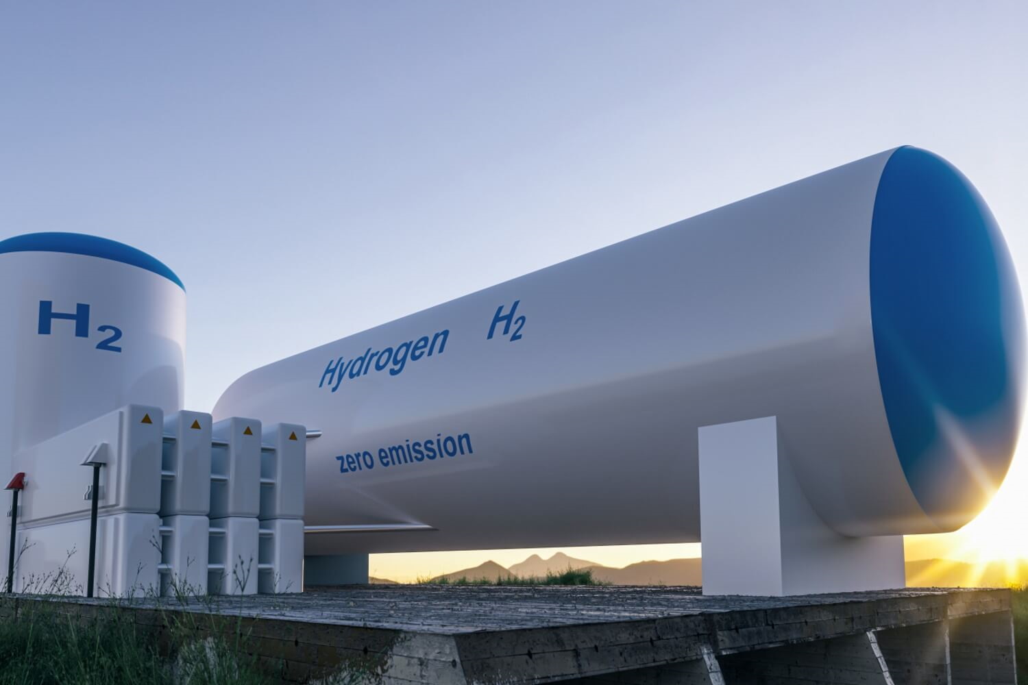 Wasserstofftank und Elektrolyseur in Weiß mit blauem Schriftzug für "H2"stehen im Freien.