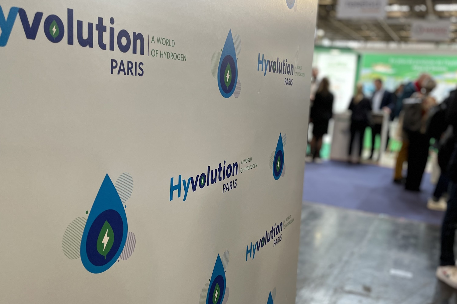 Aufnahme der Messehalle mit Logo der Hyvolution