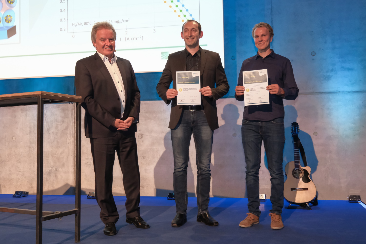 Baden-Württembergischer Umweltminister a.D. Franz Untersteller mit den Gewinnern des f-cell Award in der Kategorie Research & Development im Jahr 2020: Das Fraunhofer Institute for Solar Energy Systems (ISE).