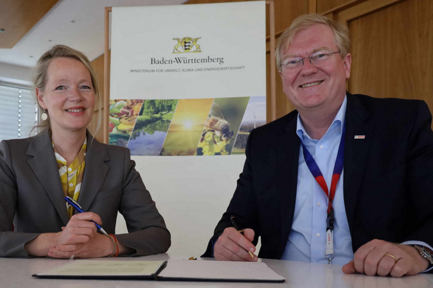 Die Umweltministerin und der Vorsitzende der Robert Bosch GmbH halten Stifte in den Händen, nachdem Sie das Dokument unterzeichnet haben.