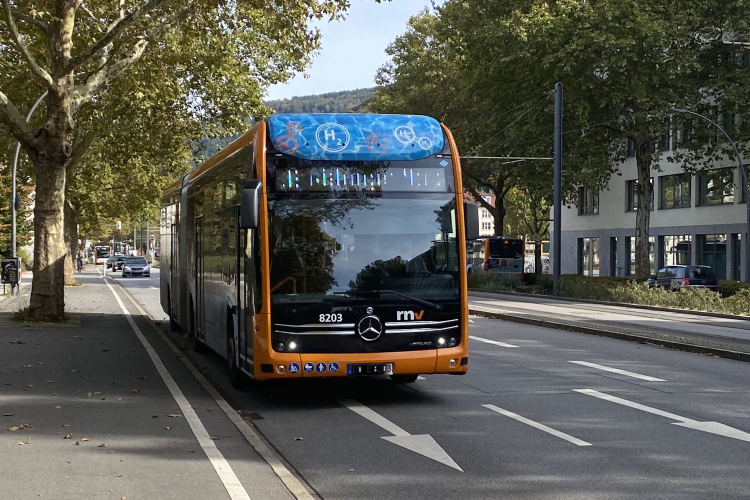 Ein Bus fährt auf einer Mehrspurigen Straße