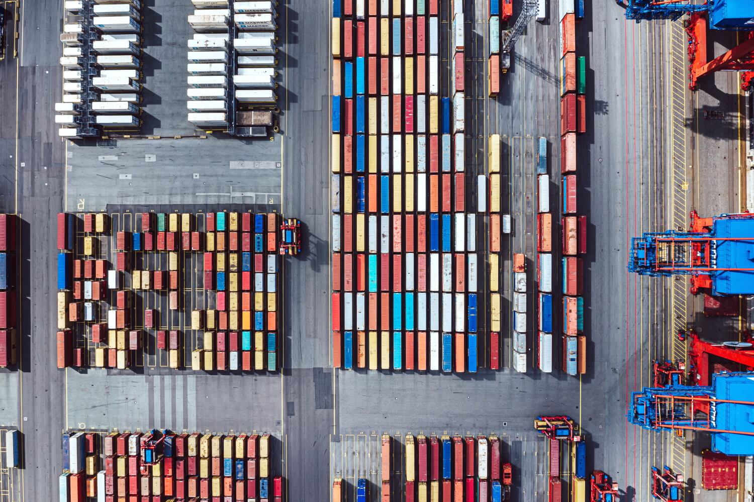 Luftaufnahme eines Lagerplatzes für Container zum Transport von Waren