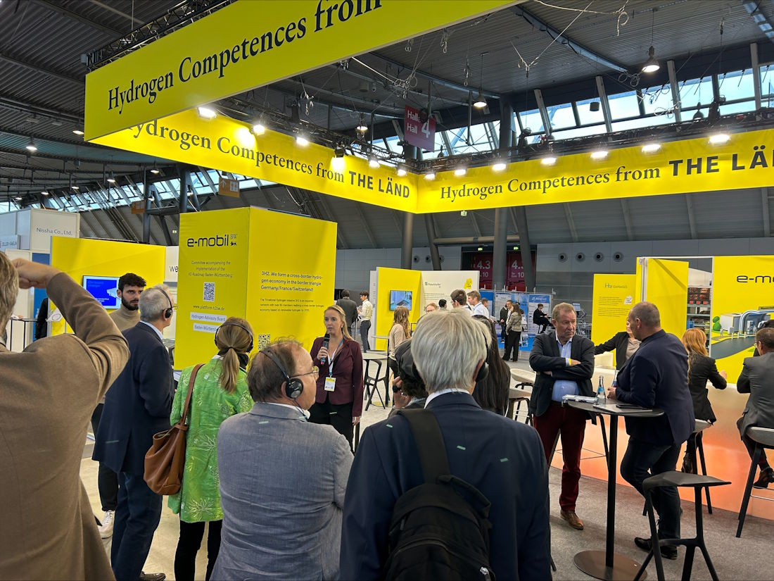 Regionalräte besichtigen den Messestand auf der hy-fcell 2025