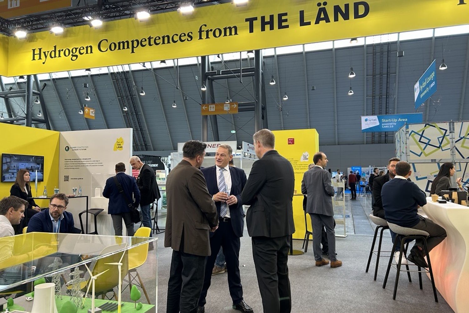 Gesprächspartner auf dem THE LÄND Messestand der hy-fcell 2025